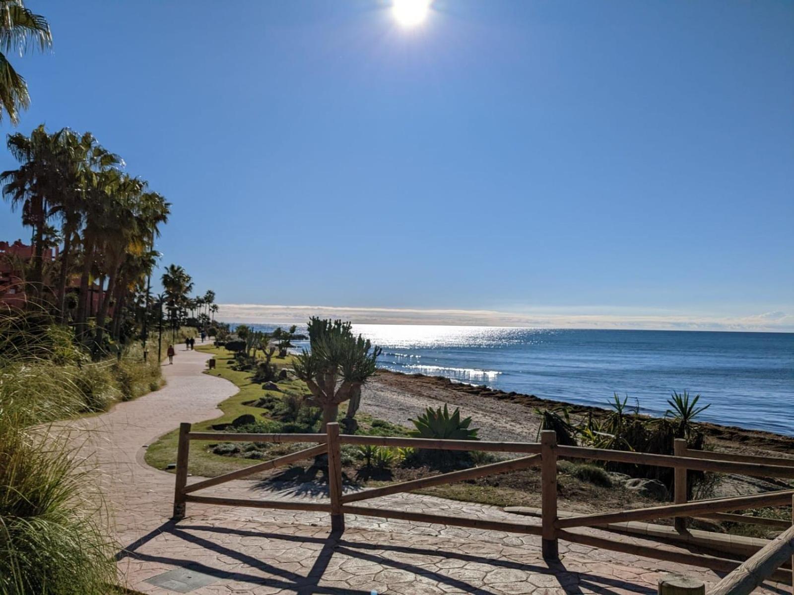 Seaside View Apartment Естепона Екстериор снимка
